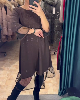 Snygg klänning med rund halsringning i skimrande mesh