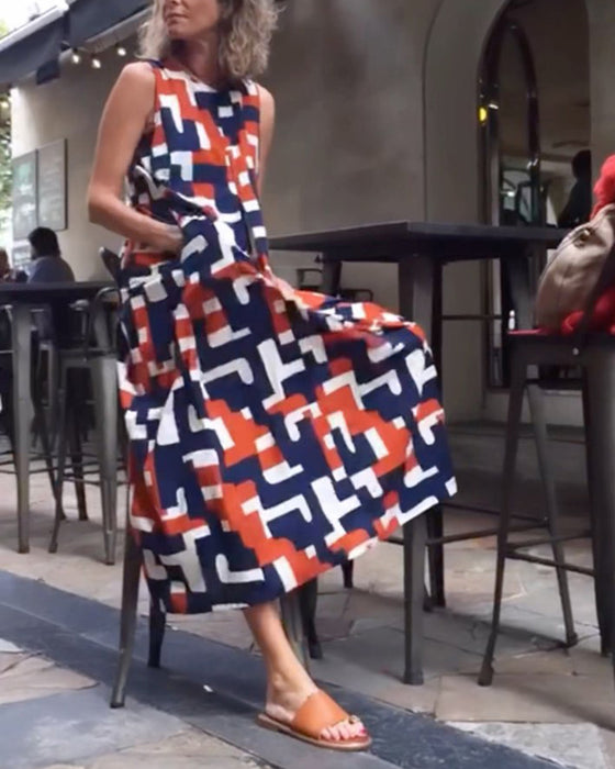 Ärmlös fickklänning med geometriskt tryck