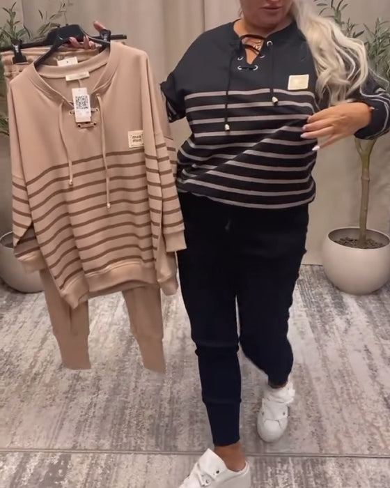 Tvådelat Set Med Avslappnad Randig Sportbyxa Vid Ankeln