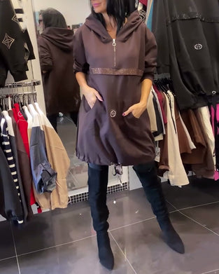 Modig Klänning Med Halvblix Och Huva