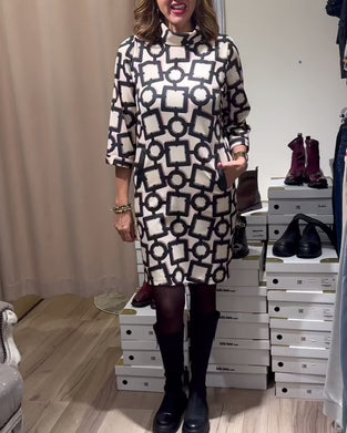 Klänning avslappnad med fickor och geometriskt tryck