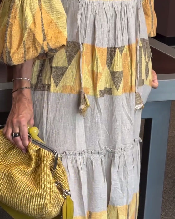 Mönstrad lös klänning med klocka och ärmar V-ringad