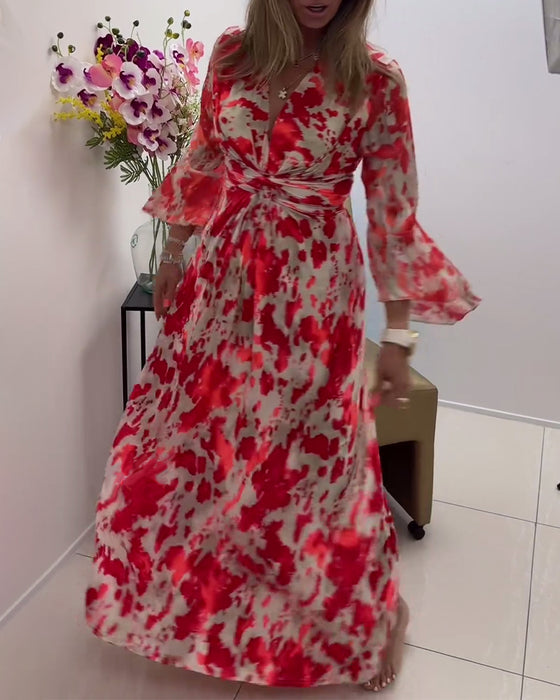 Moderiktig tryckt klänning med djup V stickad klockärm