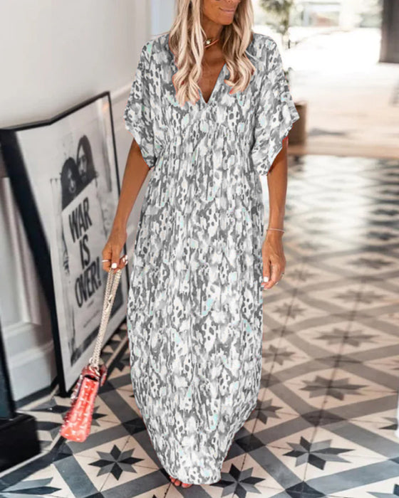 V-ringad modeklänning med tryck och kort ärm