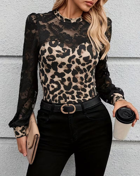 Elegant leopardmönstrad spets-t-shirt med lång ärm