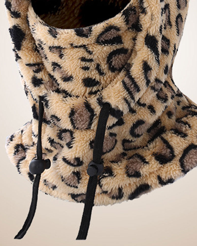 Varm integrerad mössa med leopardmönster