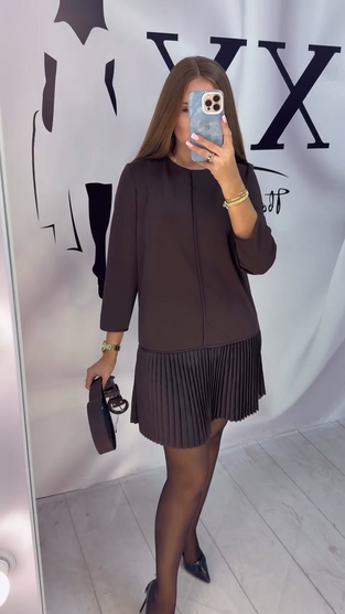 Klänning Med Trekvartsärm Och Plissering I Dragspelsstil