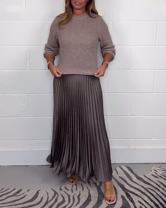 Avslappnad plisserad klänning i kontrastfärg