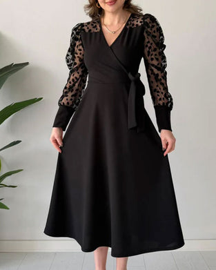 Klänning Med Flockad Detalj, Tüll Panel Design Och Elegant Silhuett