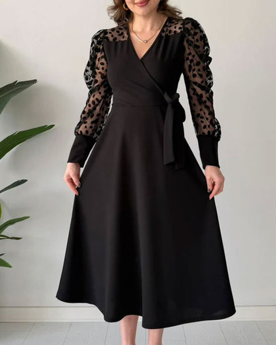 Klänning Med Flockad Detalj, Tüll Panel Design Och Elegant Silhuett