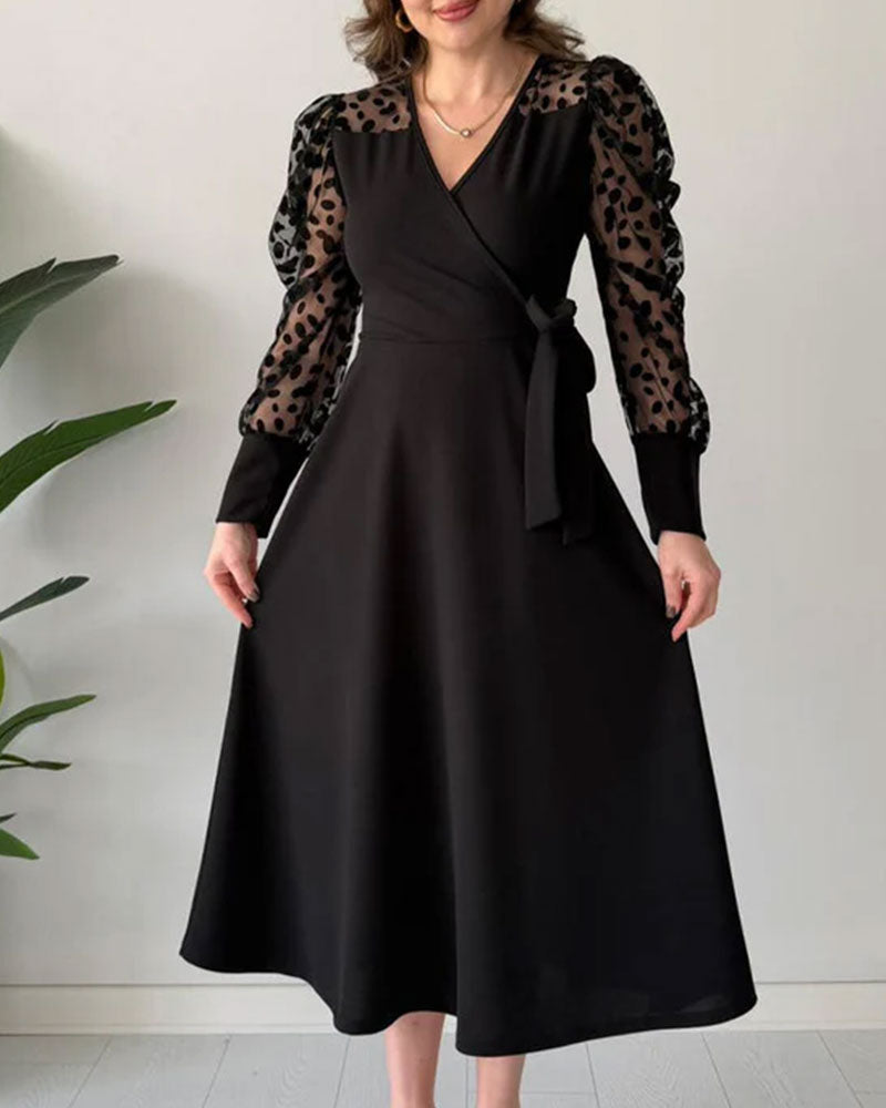 Klänning Med Flockad Detalj, Tüll Panel Design Och Elegant Silhuett