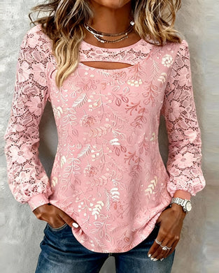 Modig Blus Med Urholkning Och Lapptäcktsdetaljer