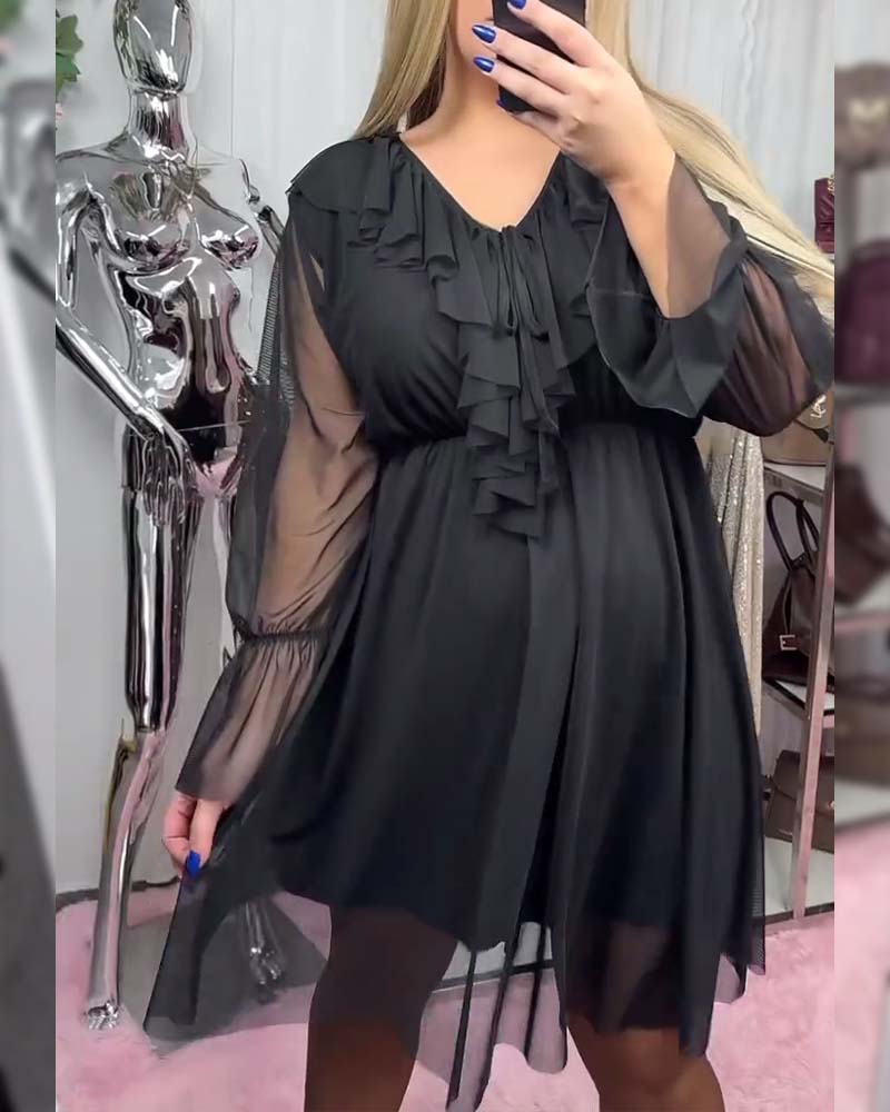 Modig Klänning Med Volanger Och V-Ringning