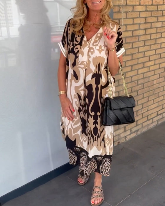 V-ringad klänning med geometriskt tryck