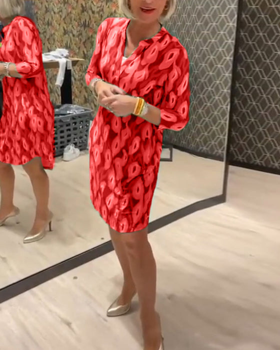 V-ringad klänning med trekvartsärm med tryck