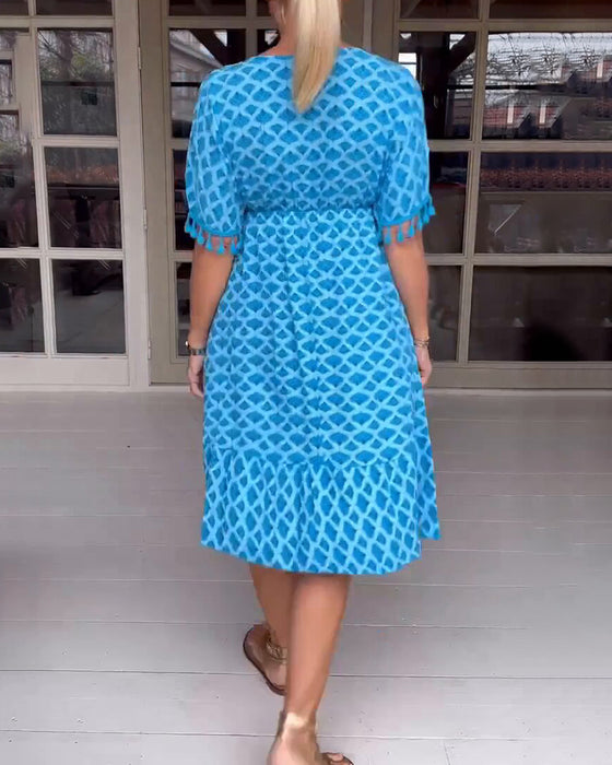 V-ringad klänning med tryck och fransar