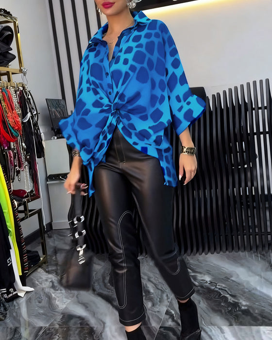 Temperamentblus med leopardmönstrat i slagslag