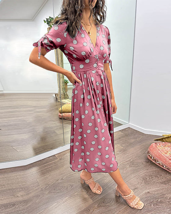 Klänning med djup V-ringning och prickar