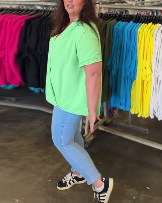 V-ringad volangkant enfärgad avslappnad blus