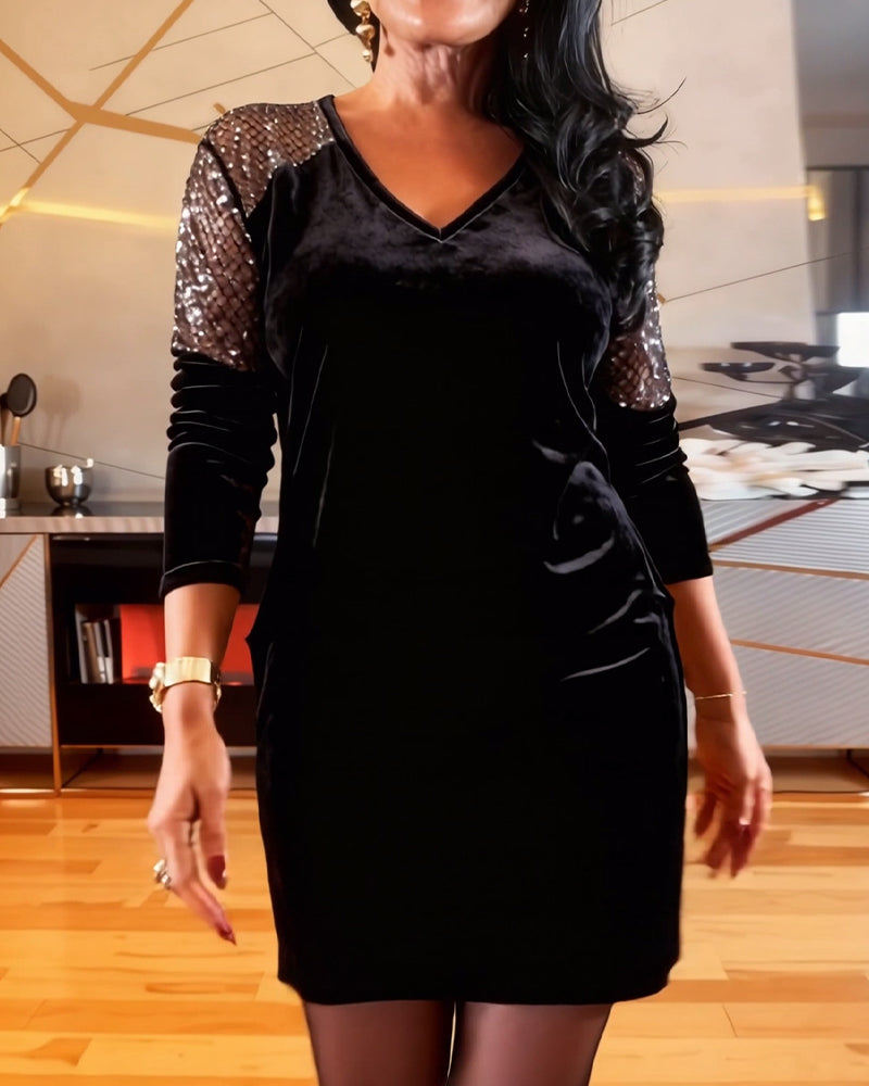 Klänning i trendig sammet med lapptäcke och lång ärm