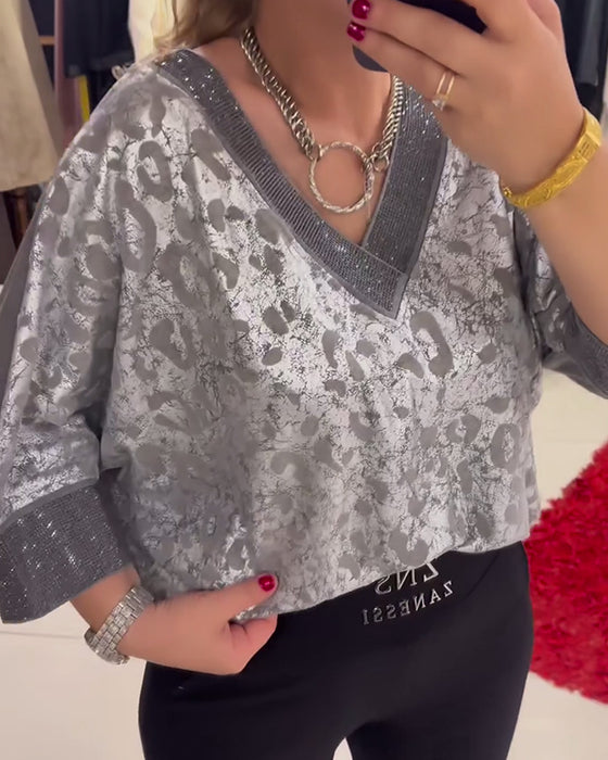 V-ringad avslappnad blus med tryck