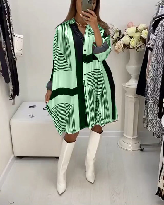 Klänning med knappar och tryck