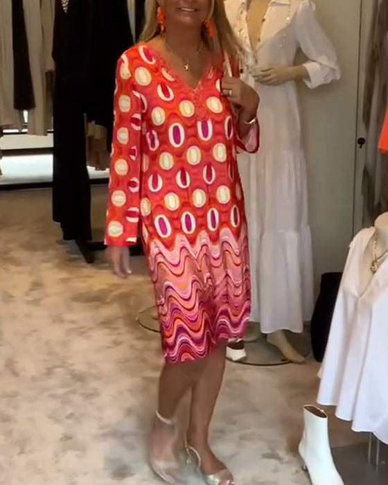 Avslappnad långärmad klänning med löst tryck och V-ringad