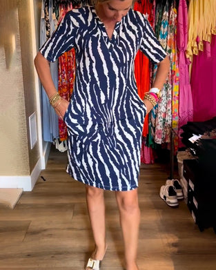 V-ringad klänning med kontrasttryck