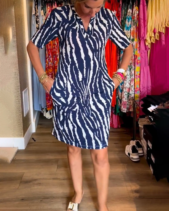 V-ringad klänning med kontrasttryck