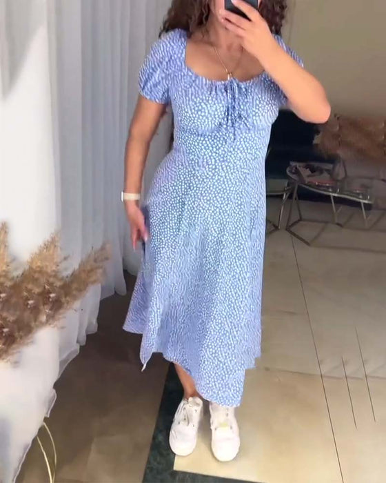 Avslappnad blommig klänning med smal passform