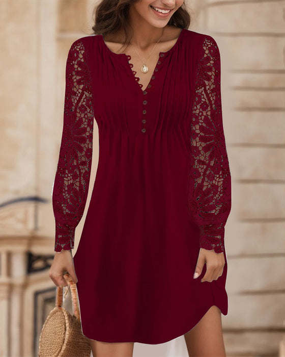 Enfärgad Klänning Med Veck Och Lapptäcktsdetaljer