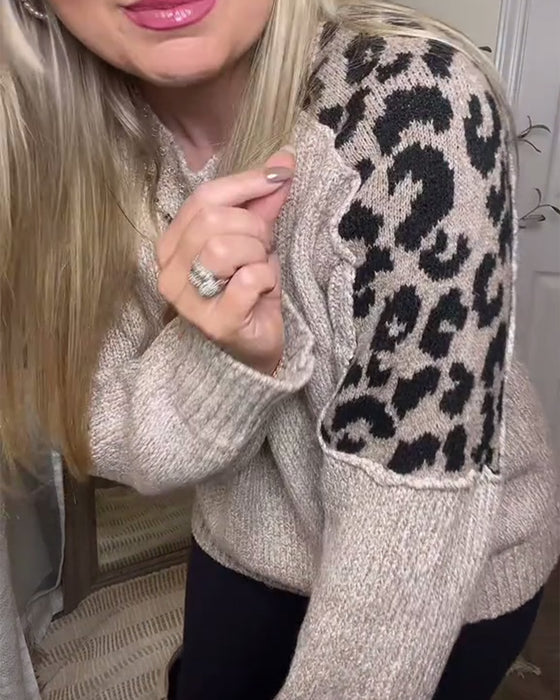 Avslappnad pullover med rund halsringning och leopardmönster