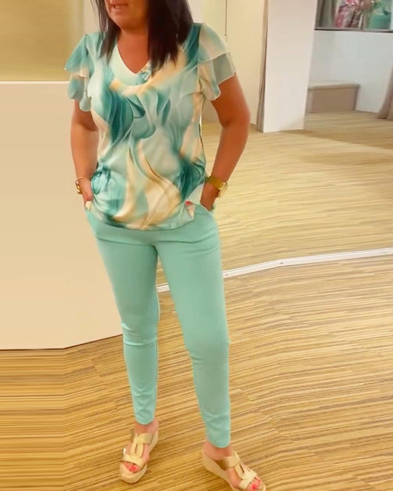 V-ringad blus med lapptäcke med volangärmar