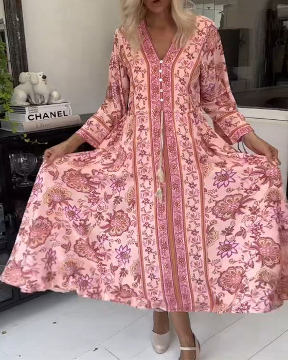 Elegant tryckt klänning med V-ringad dragsko