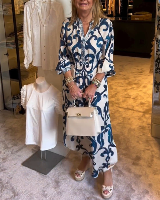 Lös klänning med tryck och V-ringning