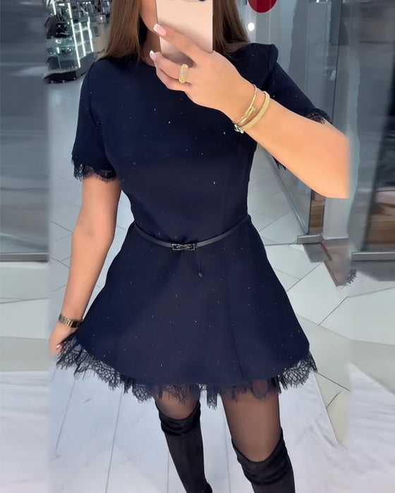 Glittrig Spetsklänning Med Korta Ärmar Och A-Linje