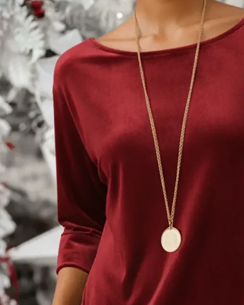 Modig lösittande klänning med runt halsutsnitt