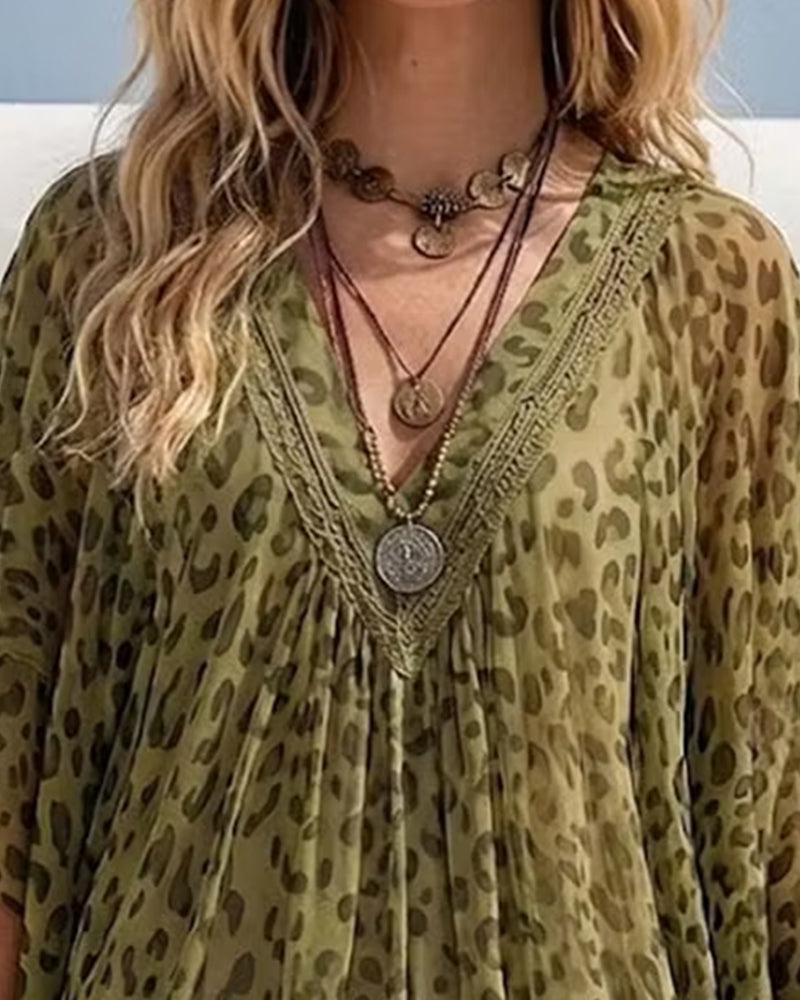 Blus V-Hals Oregelbunden Leopard