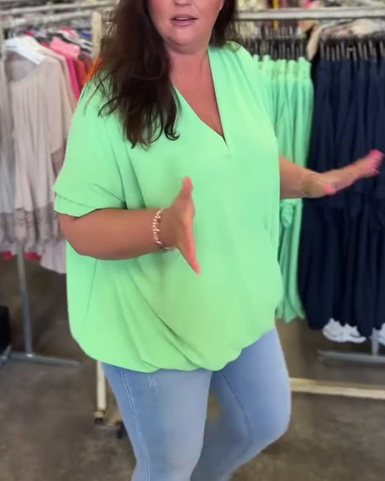 V-ringad volangkant enfärgad avslappnad blus