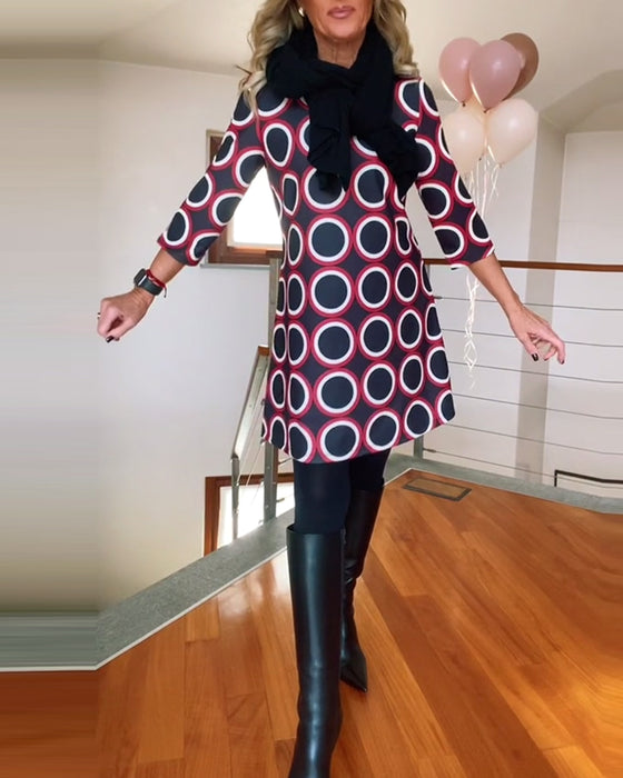 Avslappnad klänning med rund hals med cirkeltryck