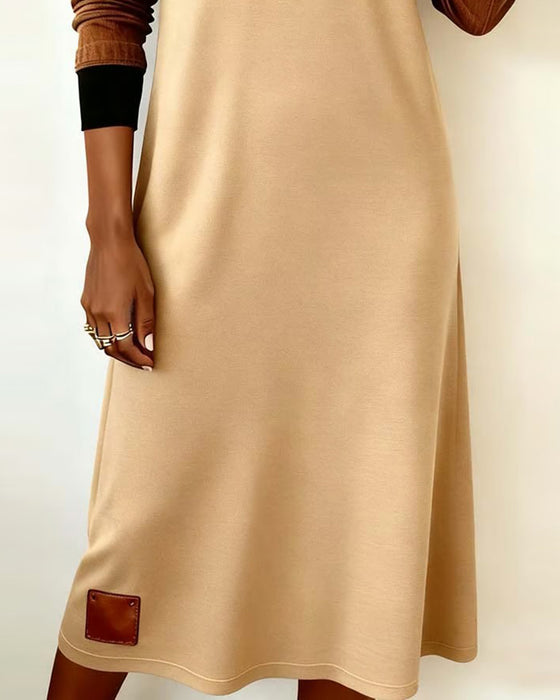 Modig Klänning Med Huva Och Kontrastfärger