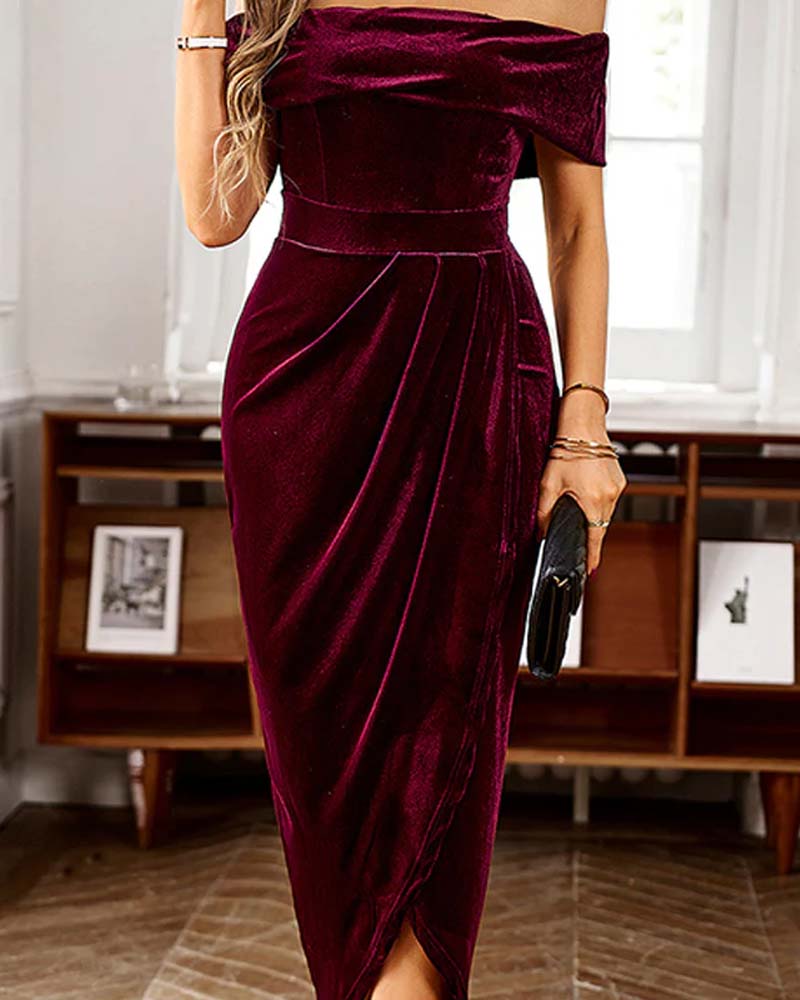 Klänning Med Off-Shoulder Halslinje, Sammetstoff Och Elegant Temperament
