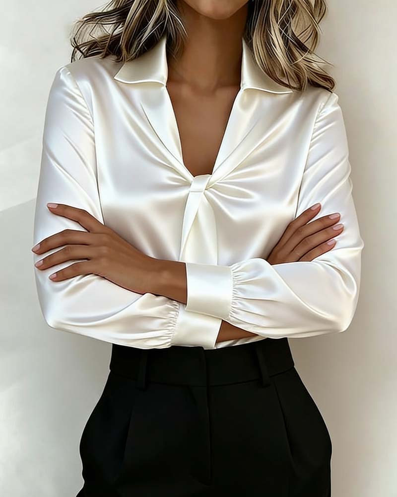 Stilfull enfärgad blus med V-ringning