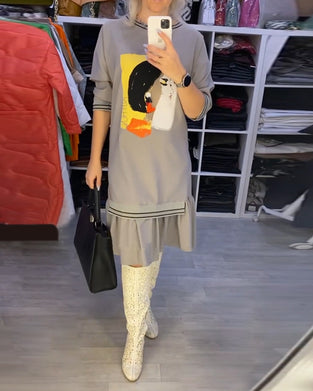 Skiftklänning med porträttmotiv och långa ärmar