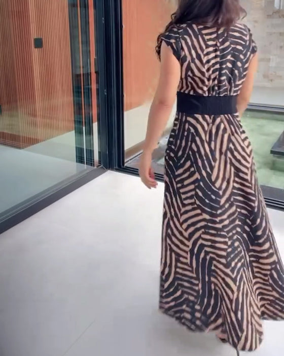 Tryckt Klänning Med V-ringning & Lotusskivsärmar