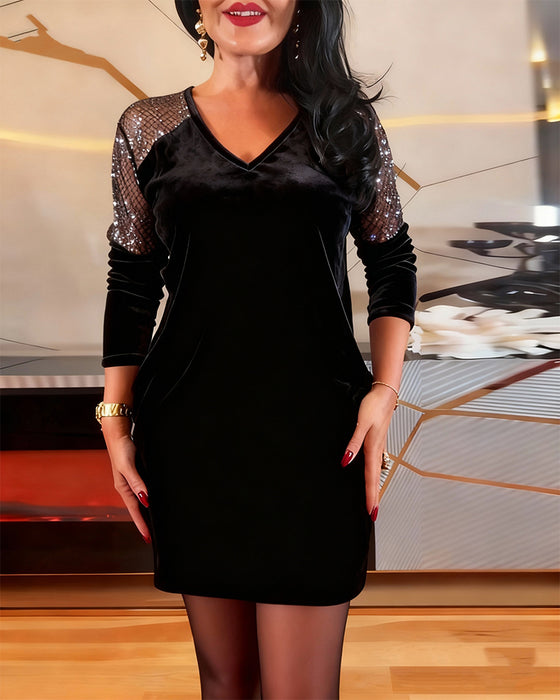 Klänning i trendig sammet med lapptäcke och lång ärm