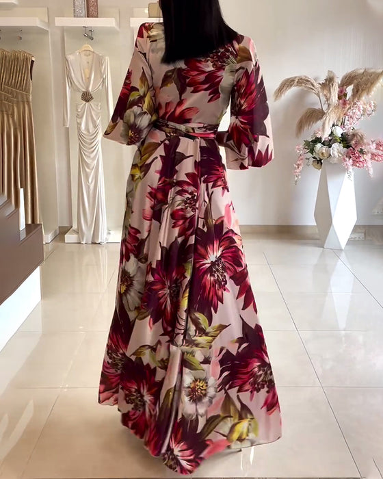 Blommig klänning med snörning och trekvartsärm