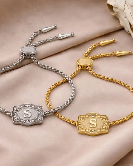 Armband Präglad Bokstav