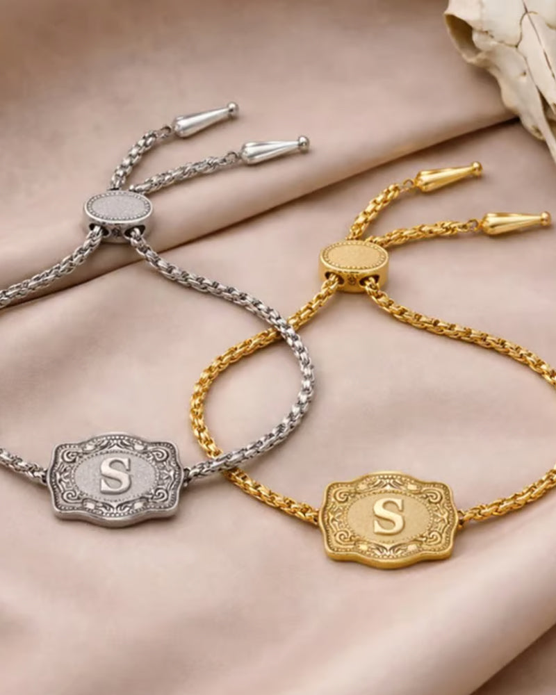 Armband Präglad Bokstav