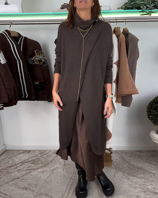 Moderiktig enfärgad tröja med hög krage och slits